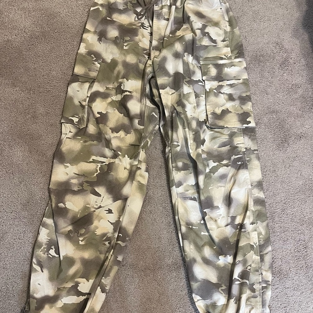 Nike women sportswear mid rise oversized stacked camo cargo pants size small